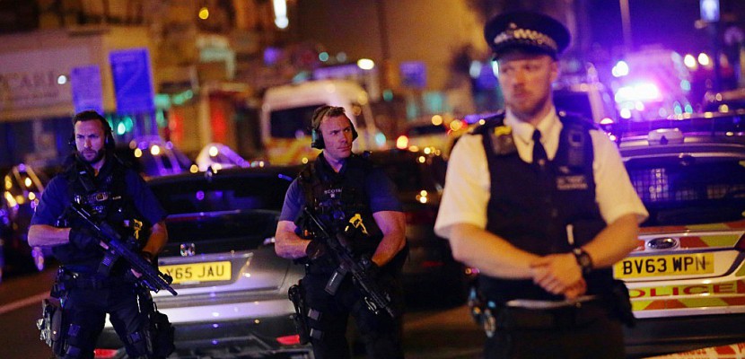 Un véhicule fauche des piétons devant une mosquée à Londres, des blessés