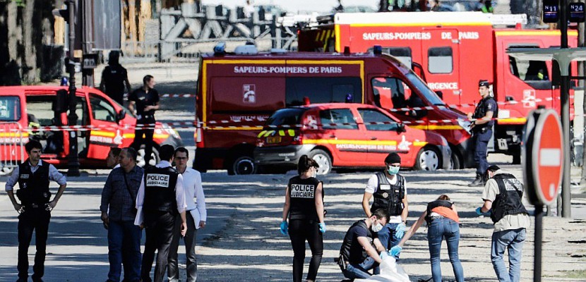 Attentat raté aux Champs-Elysées: l'auteur mort d'un arrêt cardio-respiratoire