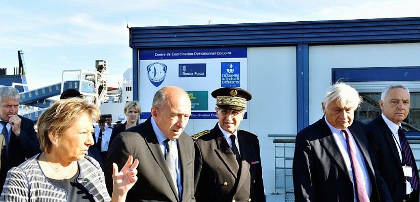 Collomb, en visite à Calais, met en garde contre un "appel d'air"
