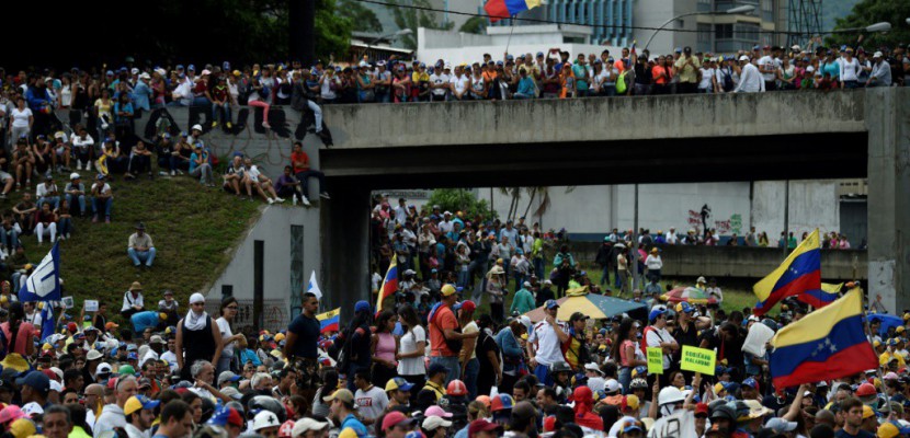Des milliers de Vénézuéliens défilent pour dénoncer la répression