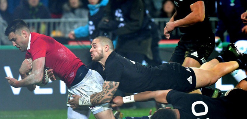 Rugby: les Lions battent des All Blacks réduits à 14