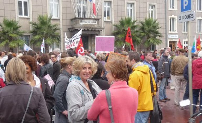 Education : entre 750 et 1 000 personnes manifestent à Cherbourg