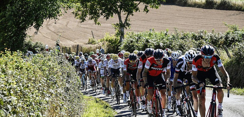 Tour de France: départ de la 15e étape, sur les plateaux du Massif Central