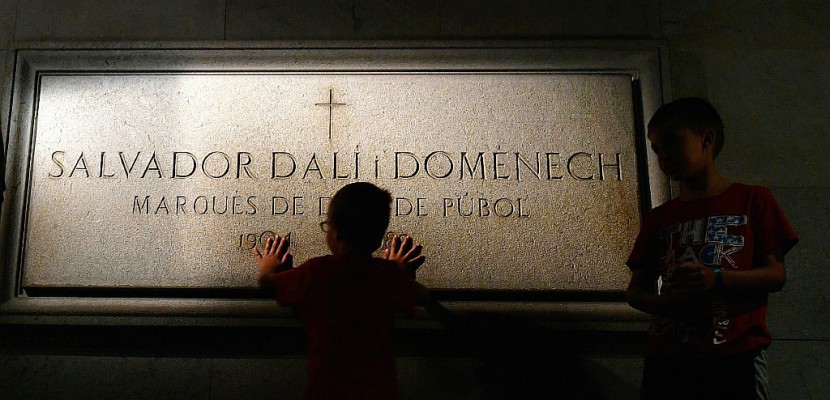 Vingt-huit ans après sa mort, la surréaliste exhumation de Dali