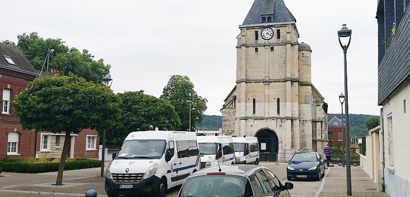 Saint-Étienne-du-Rouvray. A Saint-Etienne-du-Rouvray, deux messes pour rendre hommage au père Jacques Hamel