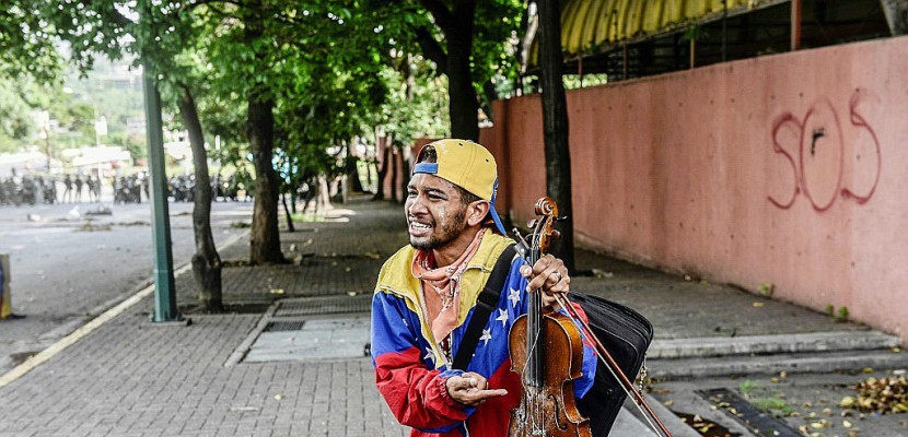 Au Venezuela, le jeune Wuilly Arteaga manifeste avec son violon