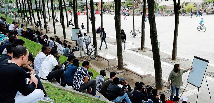 Au bassin de la Villette à Paris, des cours de français en plein air pour migrants