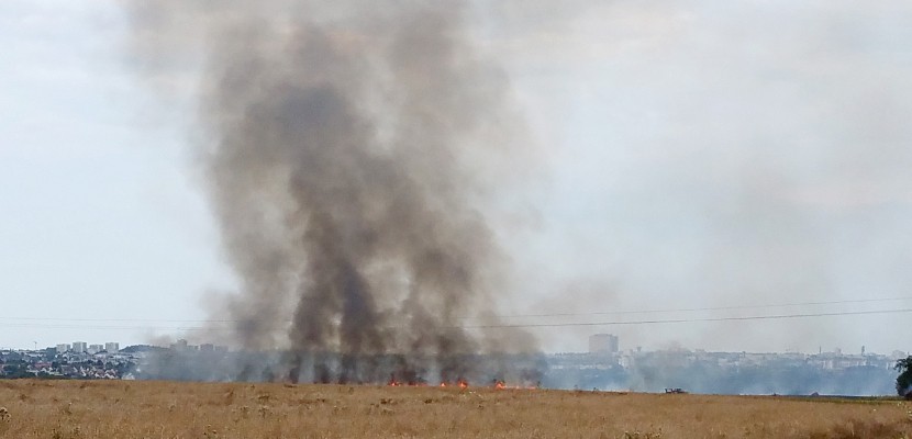 Les flammes ravagent un champ au sud de Caen