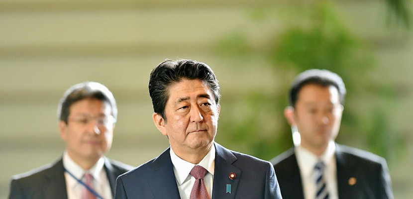 Japon: Shinzo Abe chamboule son gouvernement pour se relégitimer