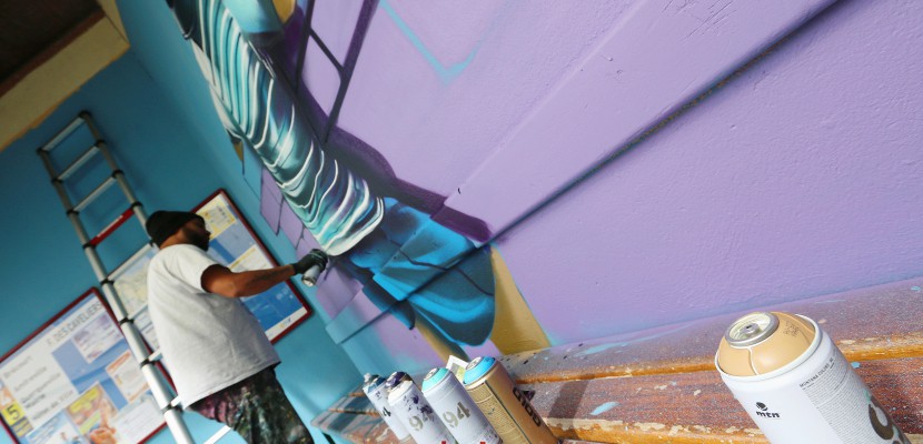 Cherbourg. Un artiste graffeur couvre un abribus de son oeuvre à Cherbourg