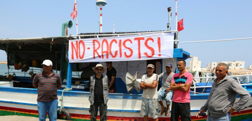 Un navire d'extrême droite anti-migrants navigue au large de la Tunisie