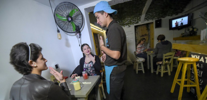 Colombie: premier bar pour sourds, où les commandes passent par les yeux