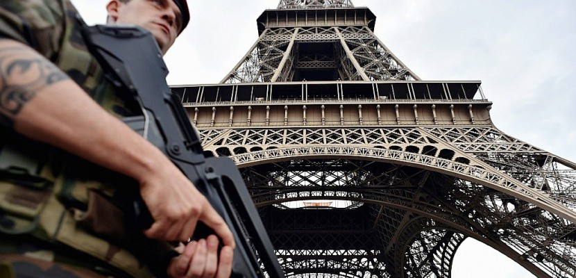 Intrusion armée à la tour Eiffel : la garde à vue du suspect prolongée