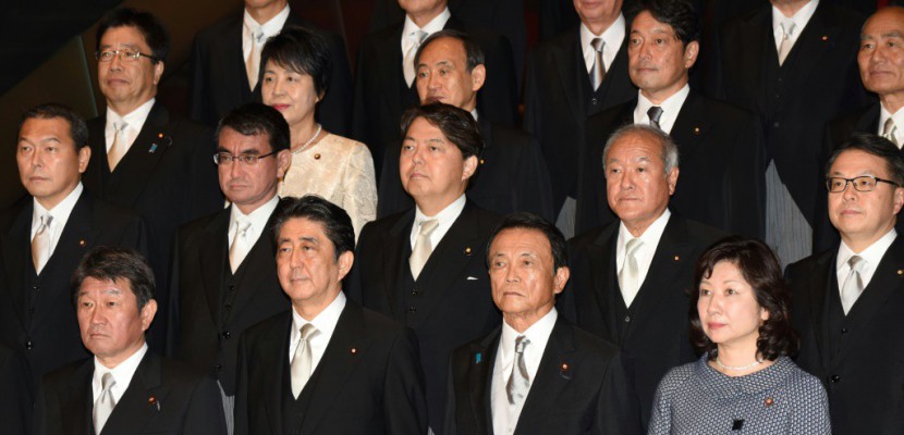 Japon: suffit-il d'un remaniement pour qu'Abe se maintienne en poste ?