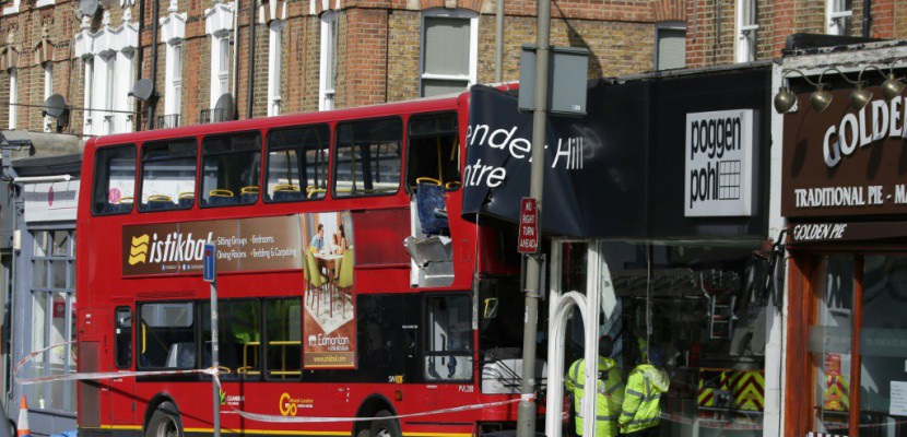 Un bus à impériale s'encastre dans un magasin à Londres: dix blessés