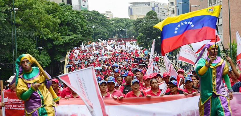 Venezuela: revigoré par la menace de Trump, Maduro rassemble la foule