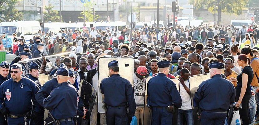 Migrants: opération d'évacuation de campements installés porte de la Chapelle à Paris