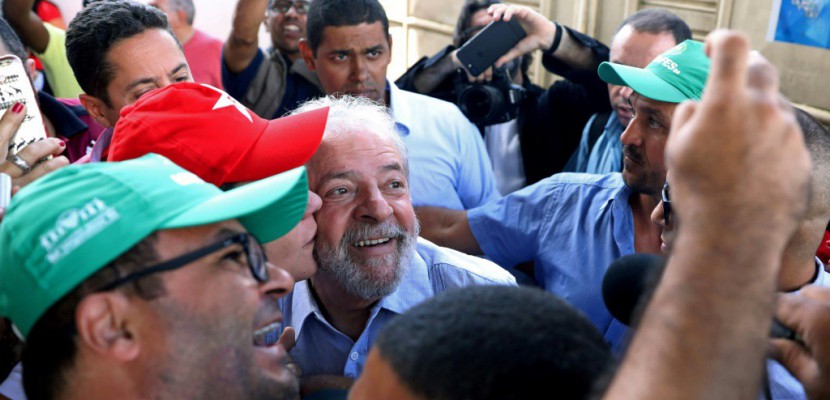 Au Brésil, Lula cherche du réconfort dans les bains de foule