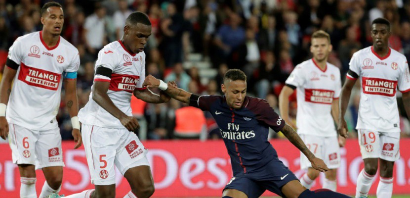 Ligue 1: le festival Neymar propulse le PSG en tête