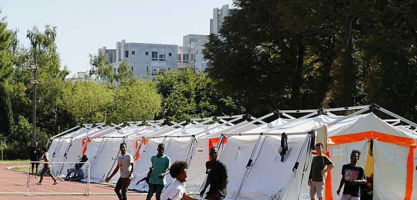 Paris: un camp sous toile pour les migrants évacués de La Chapelle