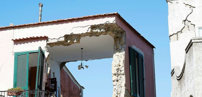 Italie: après le séisme d'Ischia, énième polémique sur les constructions illégales