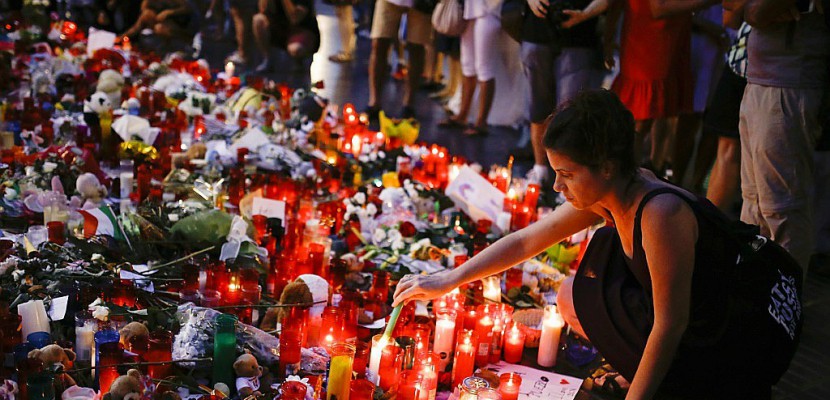 Tendresse et unité au coeur de Barcelone, meurtrie par l'attentat