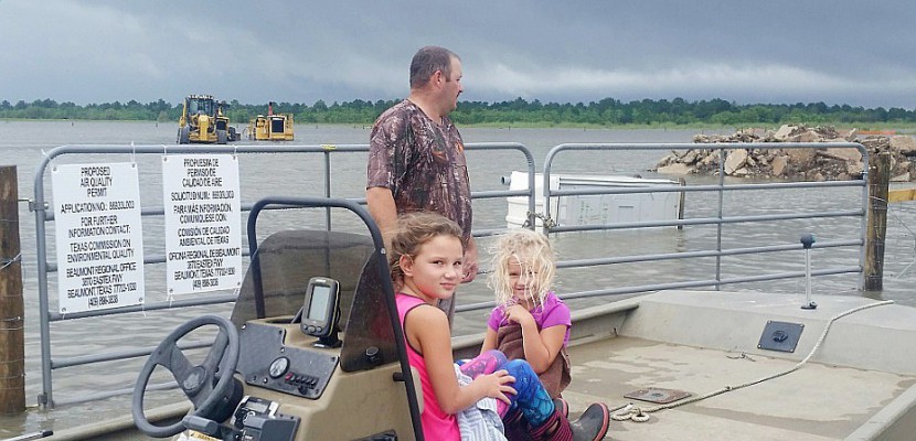 En bateau sur une route texane, le sauvetage est une affaire de famille
