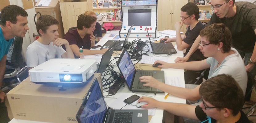 Alençon. Jeux vidéos : à Alençon, les jeunes expérimentent le "vintage numérique"
