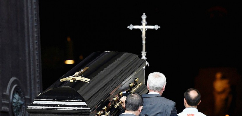 Plus d'un millier de personnes aux obsèques de Mireille Darc à Paris