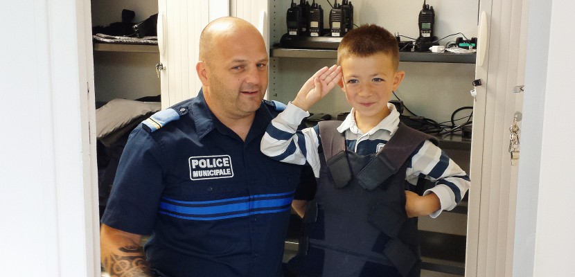 Fécamp. Normandie : belles retrouvailles entre le policier et l'enfant de 7 ans qui l'avait salué