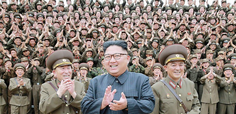Corée du Nord: Kim inspecte une bombe H destinée à un missile (agence officielle)