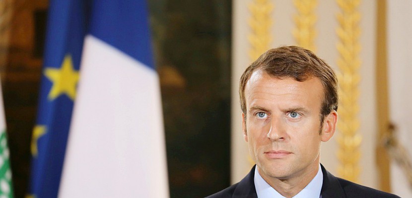 Un sondage confirme la baisse de popularité de Macron et Philippe