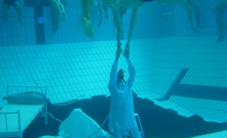 Un spectacle sous l'eau dans la piscine de l'université !