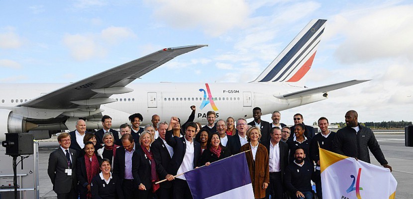 JO-2024: tapis rouge pour la délégation française, de retour à Paris