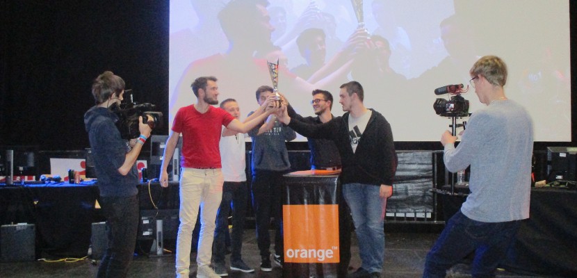 Caen. E-sport : Les Phénix de Caen remportent le tournoi de League of Legends de la foire, Kalàxz sacré sur Hearthstone