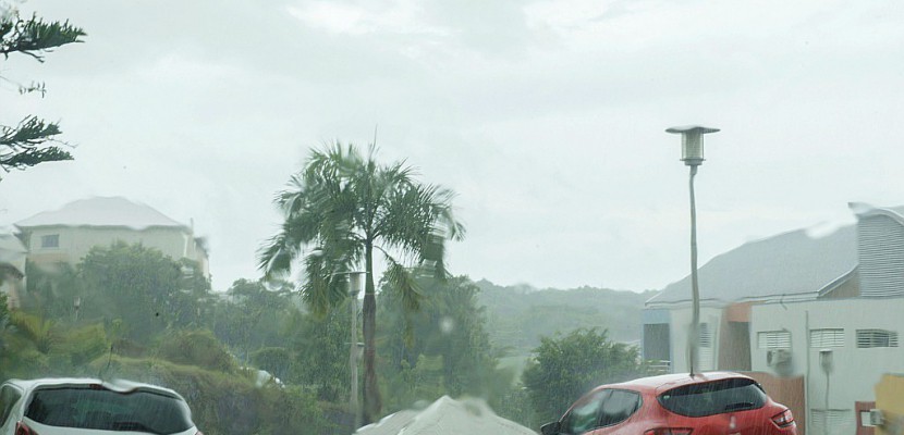 Ouragan Maria: la Martinique passe en alerte rouge cyclonique