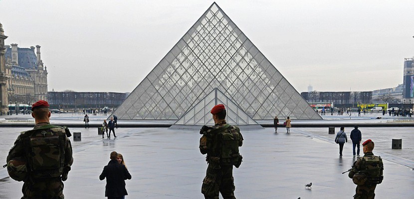 Attaque contre un militaire à Paris: l'agresseur présenté à un juge antiterroriste
