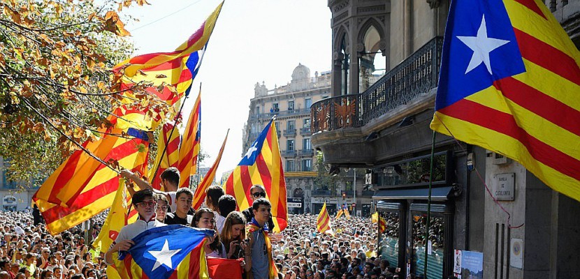 Référendum interdit: des milliers de Catalans dans la rue après des arrestations