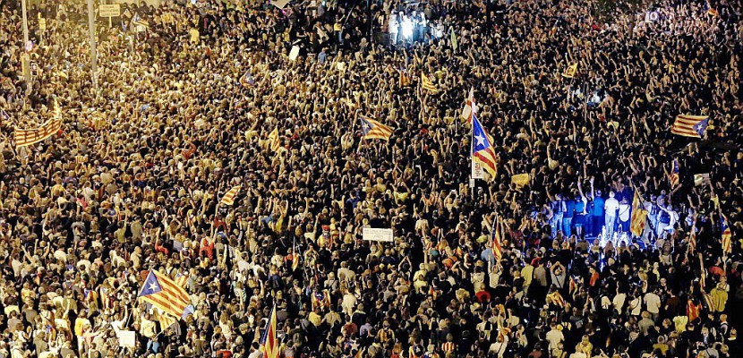 Référendum: le gouvernement catalan, en difficulté, ne renonce pas