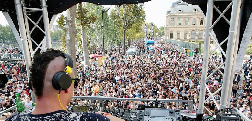 A la 19e Techno Parade, une foule de jeunes célèbre "le droit à la fête"