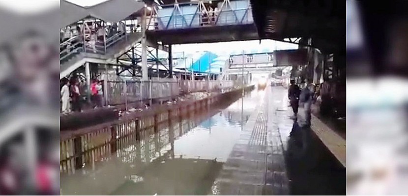 Hors Normandie. Un train qui traverse une gare inondée à pleine vitesse, ça fait SPLASH !