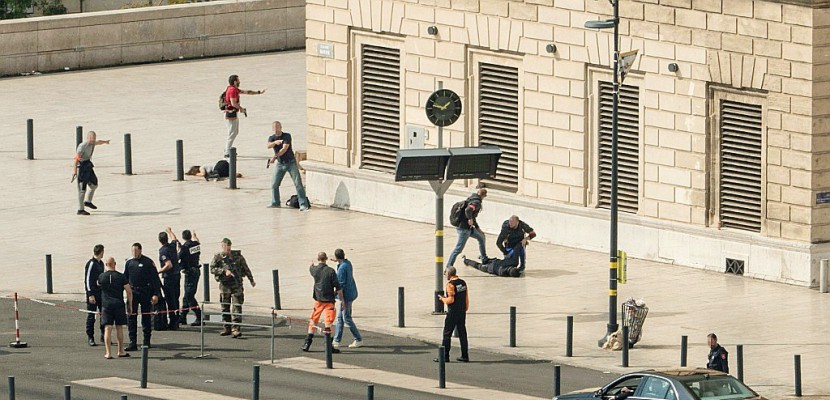 L'attaque de Marseille revendiquée par l'EI, un assaillant aux multiples identités