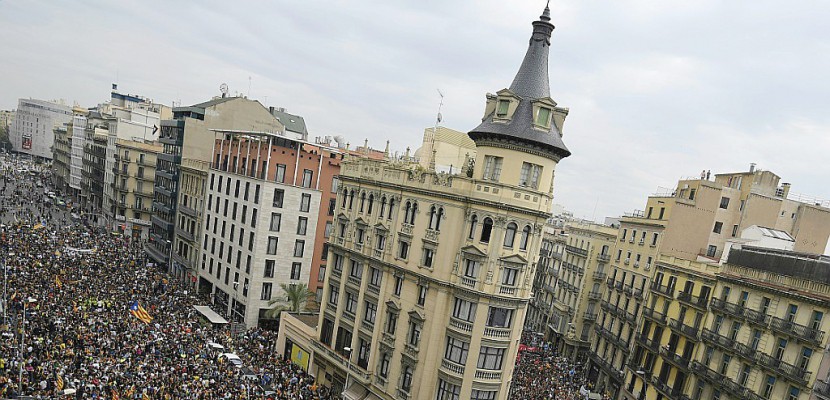 A Barcelone, les Catalans défilent pour la "rébellion pacifique"