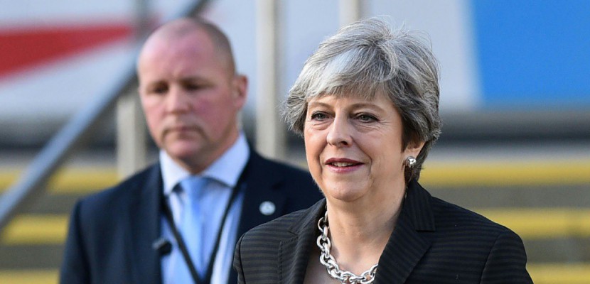 Royaume-Uni: May va appeler son gouvernement divisé à se "mettre au niveau"