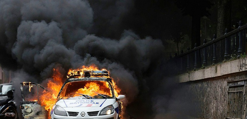 Voiture de police incendiée: neuf "antifas" fixés sur leur sort