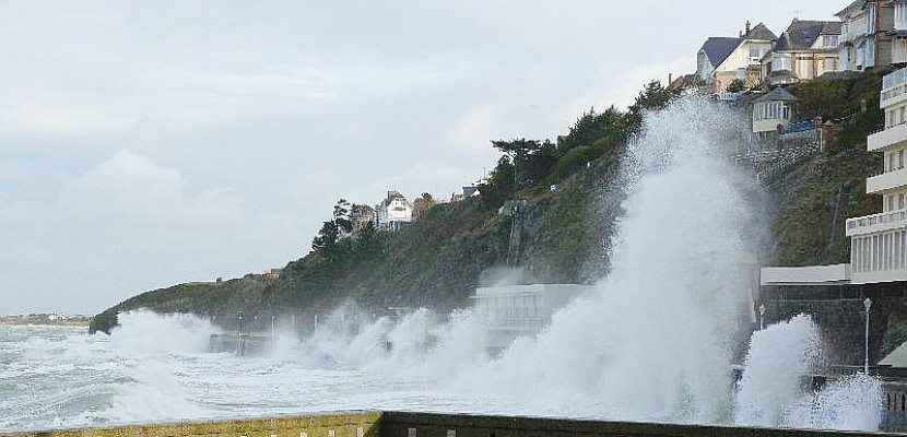 Saint-Lô. Côtes de la Manche : des vagues jusqu'à 7 mètres et des vents jusqu'à 110 km/h attendus