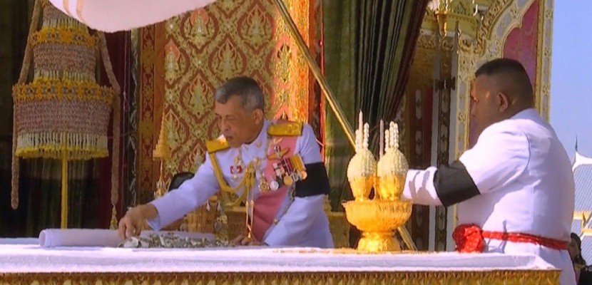 Thaïlande: les ossements du roi placés dans des urnes funéraires par son fils