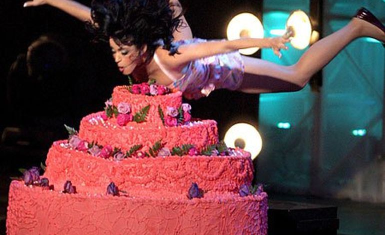 Katy Perry est polie, elle partage son gâteau d'anniversaire avec ses fans!