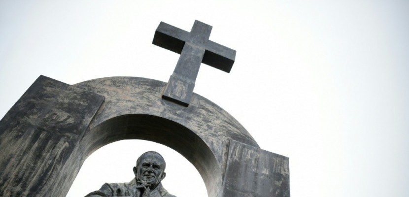 Sur Twitter et à Varsovie, la croix "censurée" de Ploërmel déchaîne les passions