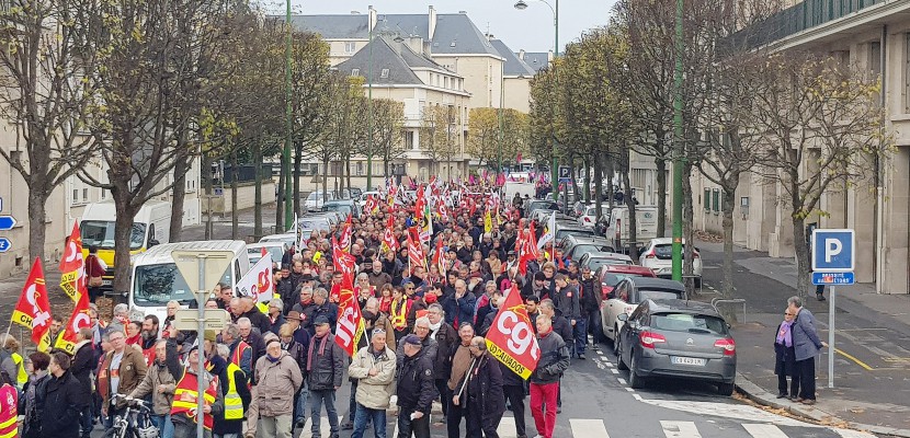 Manifestation contre la politique du gouvernement: un millier de personnes dans la rue à Caen